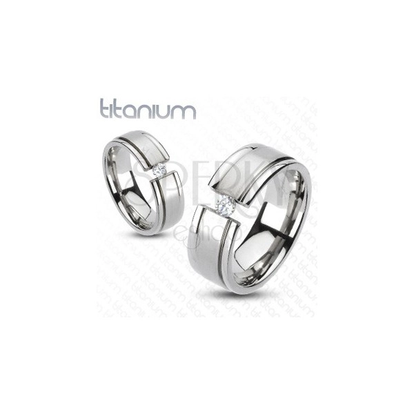 Titánium gyűrű - kettévágott karikagyűrű, csillogó cirkónia