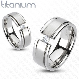 Titánium gyűrű - kettévágott karikagyűrű, csillogó cirkónia - Nagyság: 69