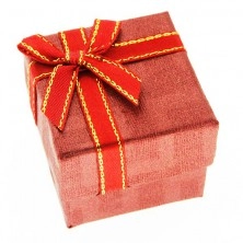 Ajándékdoboz gyűrűnek - piros kocka, kétszínű szalag