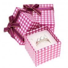 Ajándékdoboz gyűrűnek - rózsaszín és fehér kockák