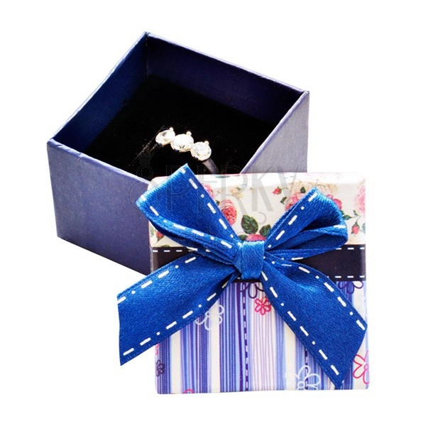 Ajándékdoboz gyűrűnek - kék csíkok, rózsák és masni