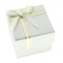 Fehér ajándék doboz - görögmintás felület és szalag