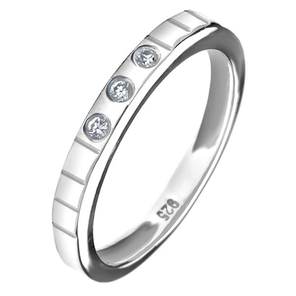 925 ezüst gyűrű - három beágyazott cirkónia, gravírozott vonalak - Nagyság: 50