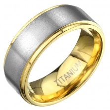 Arany színű gyűrű titániumból matt ezüst sávval