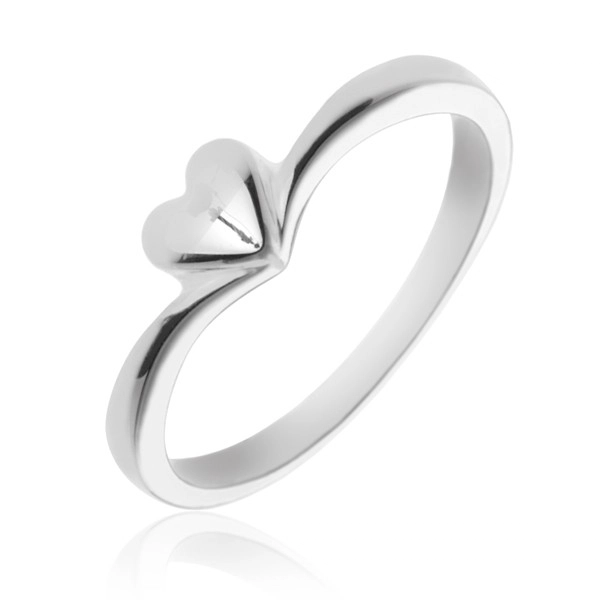 Egyszerű ezüstgyűrű szívecskével - Nagyság: 52