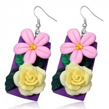 Fimo fülbevaló - sárga rózsa és rózsaszínű virág lila téglalapon
