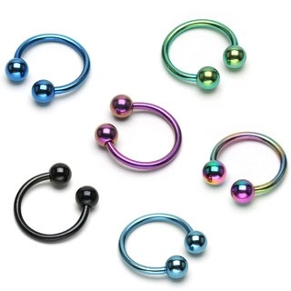 Patkó piercing anodizált titániumból - két golyócska - A piercing vastagsága: 1,6 mm, A cirkónia színe: Szivárvány - WR